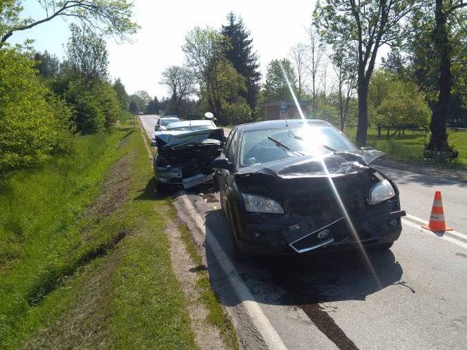 Trzy samochody zderzyły się na drodze nr 28 w Siedliskach Sławęcińskich
