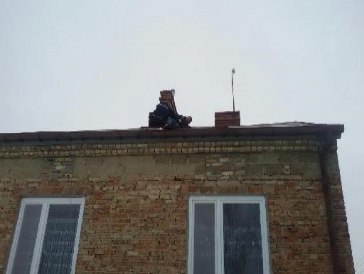 Chciał skoczyć z dachu
