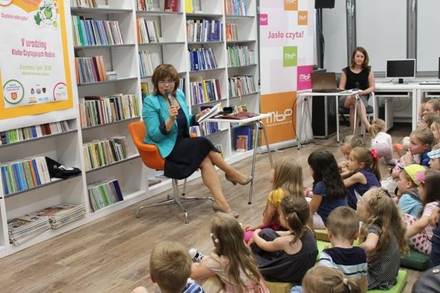 Czar urodzinowego spotkania – 5 lat Klubu Czytających Rodzin w MBP w Jaśle