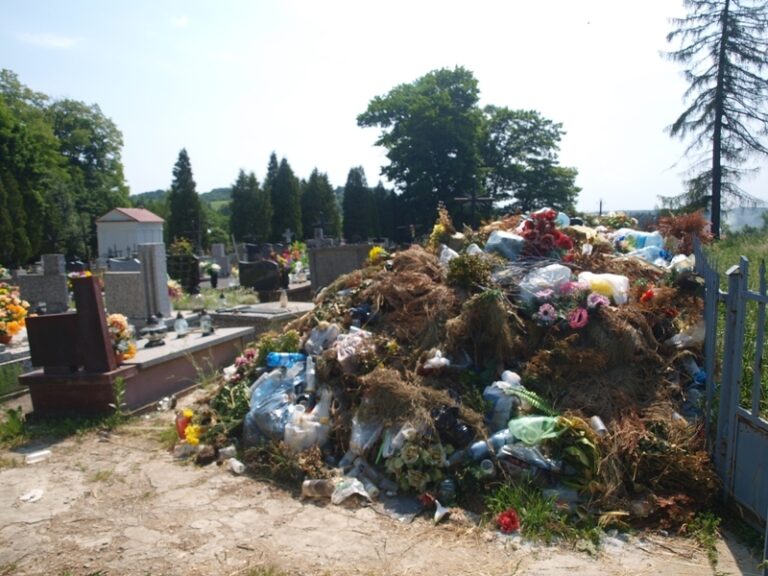 Śmieci na cmentarzu