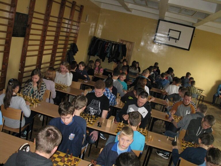 Powiatowe rozgrywki  szachowe w ZSUiS w Jaśle