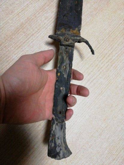Znalazł średniowieczny miecz i próbował go naprawiać