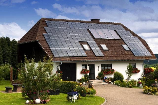 SAMOspłacający się dom? Tak, budowę sfinansuje prąd ze słońca. Ustawa o OZE pomoże zwykłym Polakom
