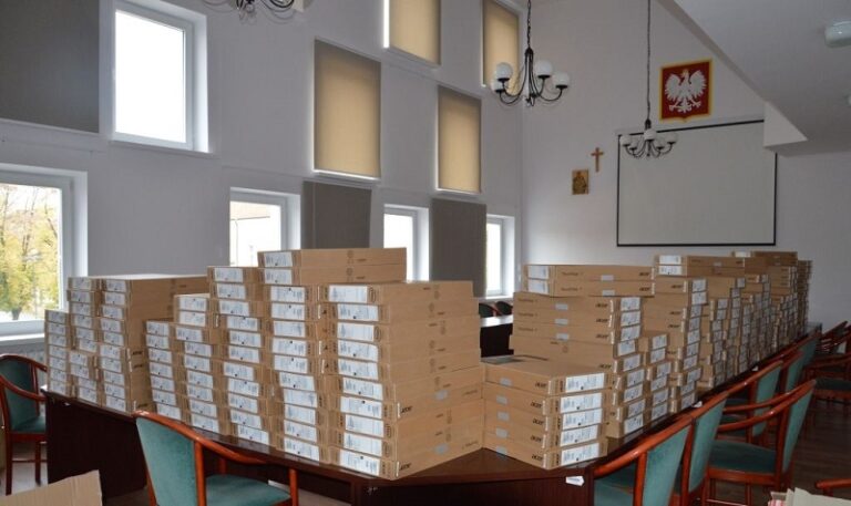 216 laptopów trafiło do miejskich szkół – trwa realizacja projektu Miasto Wiedzy