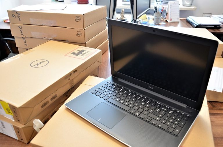 30 laptopów dla jasielskich szkół w ramach programu „Zdalna szkoła”