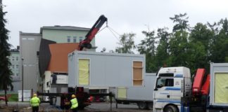 Trwa montaż kontenerów dla ratowników medycznych i kierowców