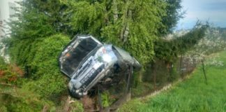 Pijany kierowca „zaparkował” na ogrodzeniu