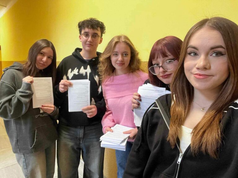 Licealiści z Jasła wspierają edukację dotyczącą praw i obowiązków uczniów