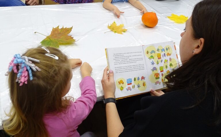 Kolory jesieni – Spotkanie Klubu Czytających Rodzin w MBP w Jaśle