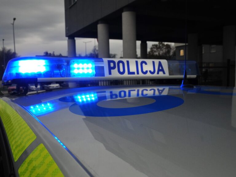 Prowadził mercedesa mając promil alkoholu w organizmie, cofnięte uprawnienia do kierowania i dwa zakazy prowadzenia pojazdów