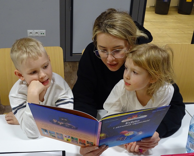 Świat leśnych akrobatek – spotkanie Klubu Czytających Rodzin w jasielskiej bibliotece