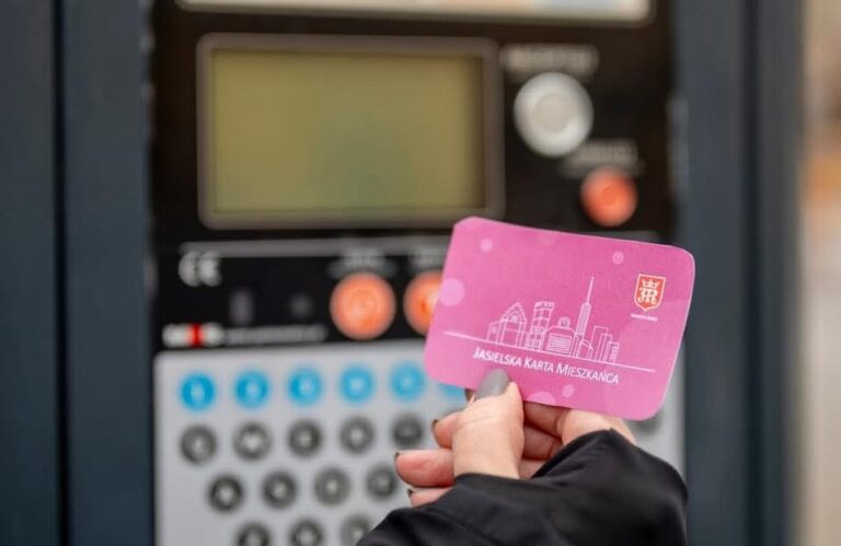 Nowe zasady parkowania –  krótsze godziny, strefa zero, ulgi dla posiadaczy Jasielskiej Karty Mieszkańca