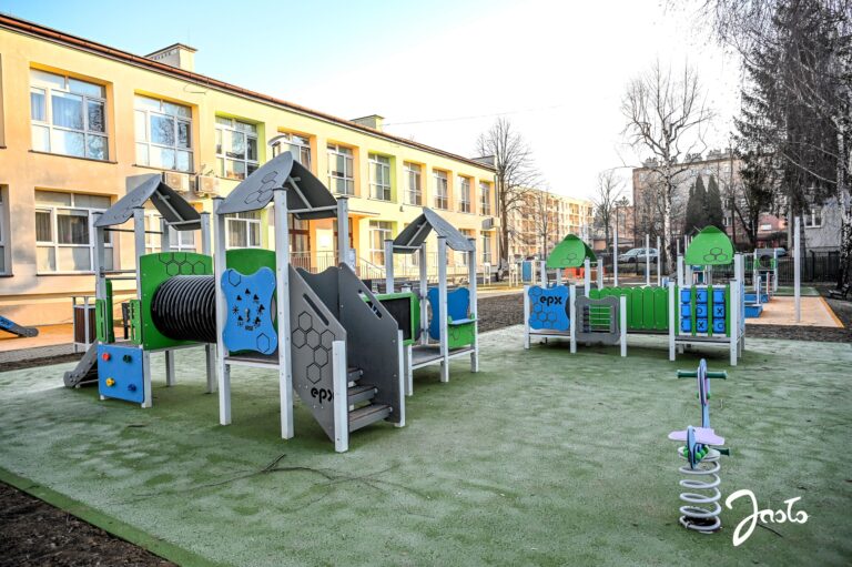 Nowe place zabaw przy jasielskich przedszkolach