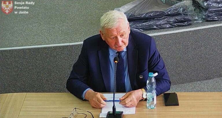 Hipokryzja w czystej postaci. A nieświadomi sytuacji ludzie może jeszcze współczują staroście …