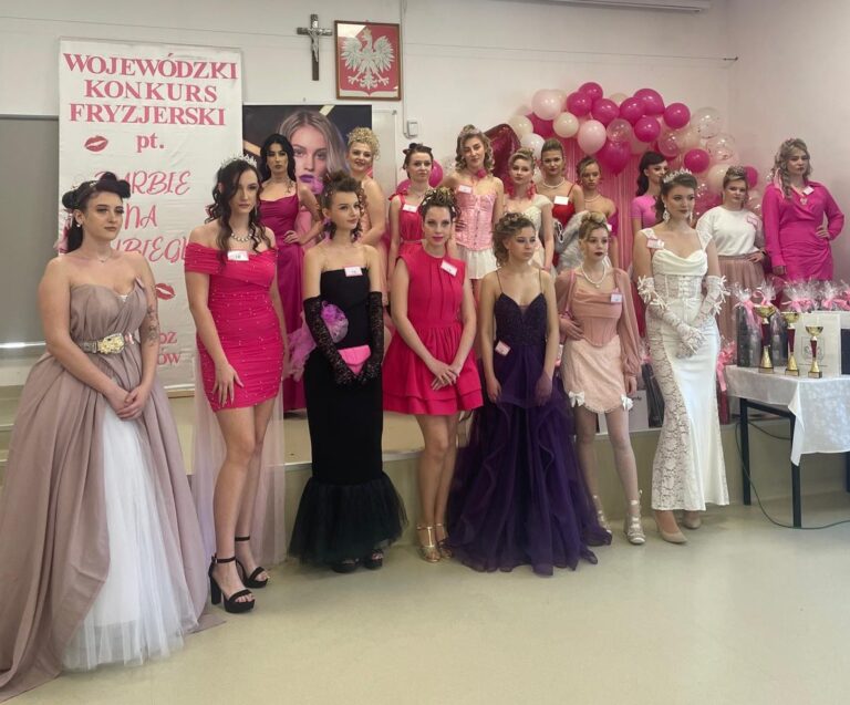 Uczennice ZSUiS na I miejscu w  wojewódzkim w konkursie fryzjerskim
