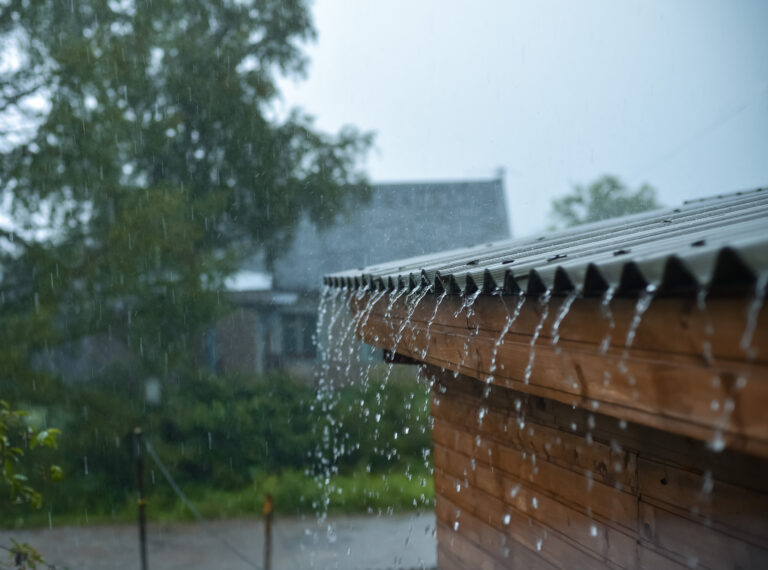Zastosowanie wpustów poziomych – skuteczne odwodnienie dachów i tarasów