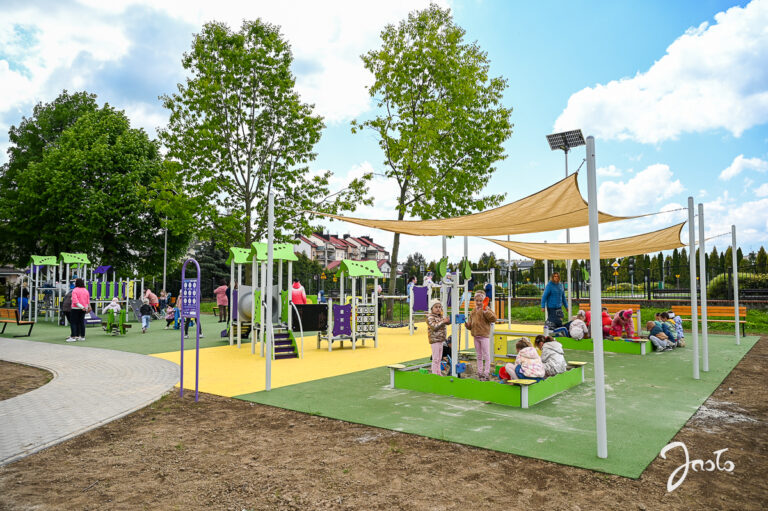 Przedszkolaki z jasielskiej „dziewiątki” już testują nowy plac zabaw