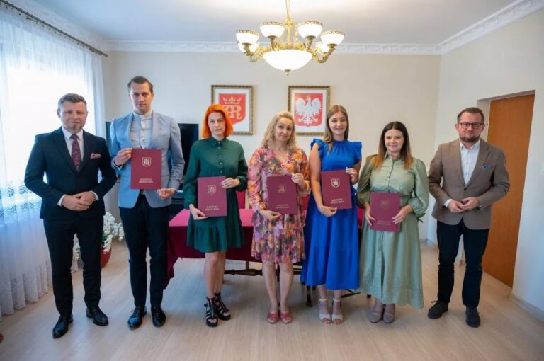 Awanse nauczycieli z miejskich placówek