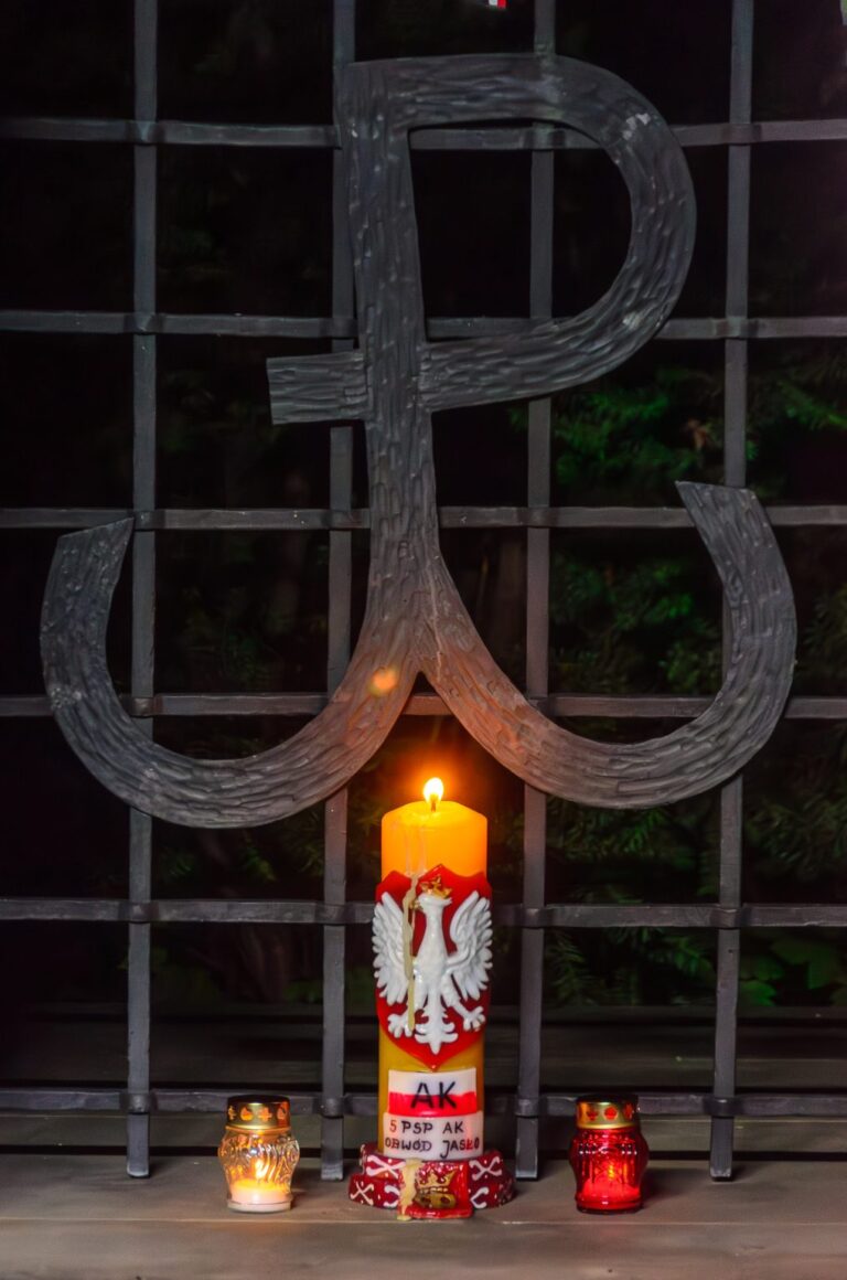 Marsz Wolności w Jaśle: Pochodnie, pamięć i cisza dla bohaterów z 1943 roku