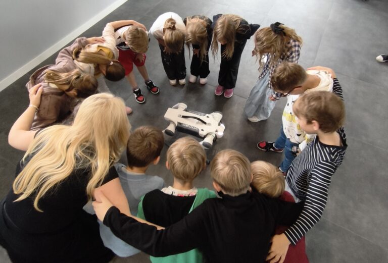 Śmiech, piski, ochy i achy – tak bawiliśmy na spotkaniu z Robopsem w Glob Cars!