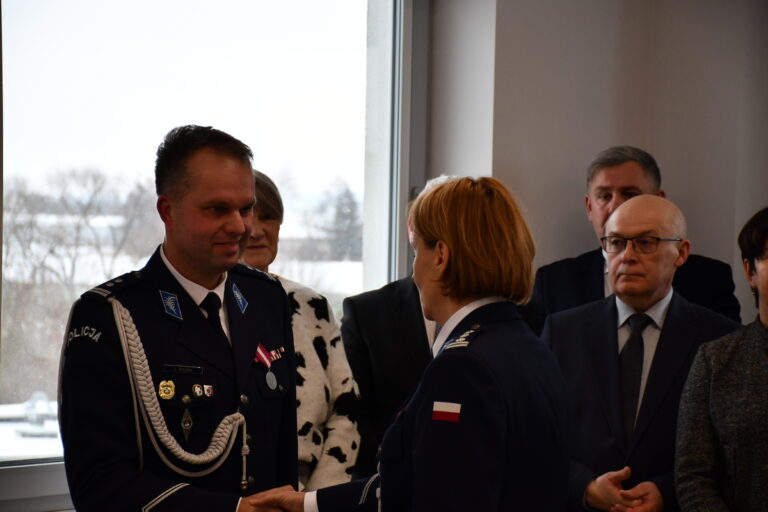 Mł. insp. Krzysztof Łopuszański pożegnał się ze sztandarem jasielskiej komendy. Jego obowiązki przejął mł. insp. Grzegorz Koczera