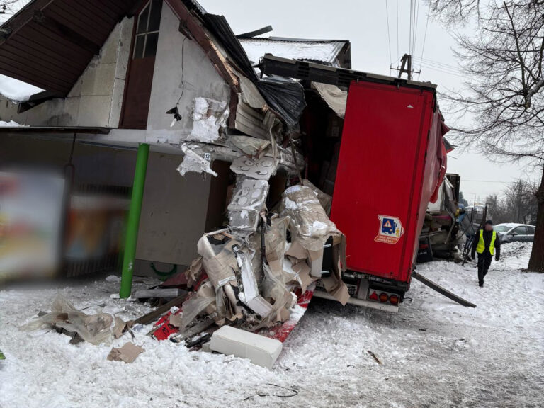 Zdarzenie drogowe na ul. 17 Stycznia z udziałem trzech pojazdów. Sprawcy ukarani mandatami
