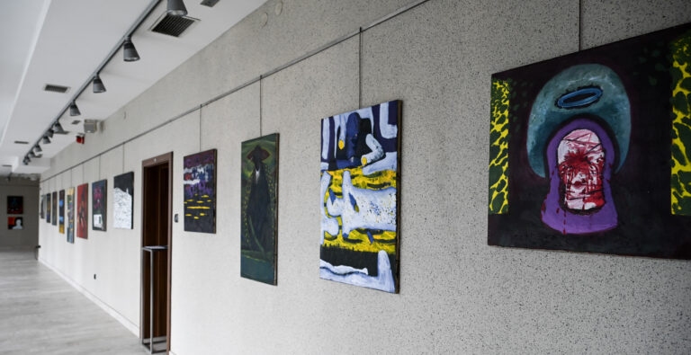 Kolor, figura i przemijanie. Wystawa Grzegorza Wnęka w Galerii JDK