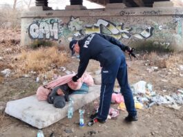 Jasielscy dzielnicowi pomogli wyziębionemu mężczyźnie