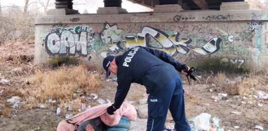 Jasielscy dzielnicowi pomogli wyziębionemu mężczyźnie