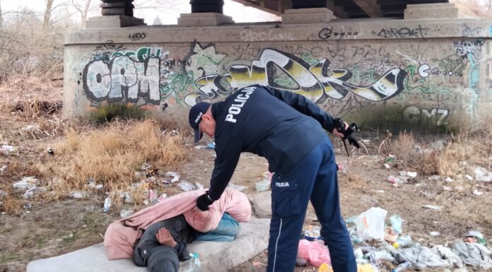 Jasielscy dzielnicowi pomogli wyziębionemu mężczyźnie