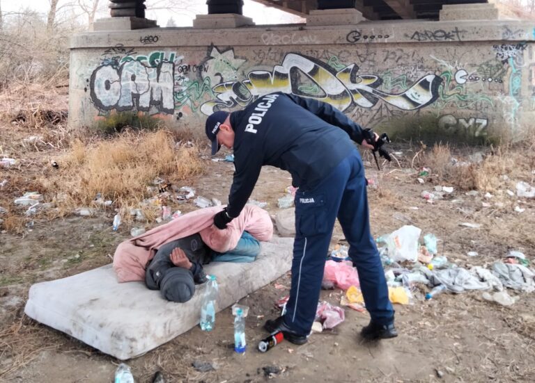 Jasielscy dzielnicowi pomogli wyziębionemu mężczyźnie