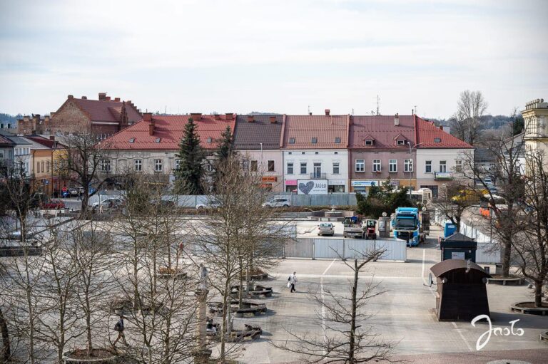 Ruszyła przebudowa zachodniej części jasielskiego rynku