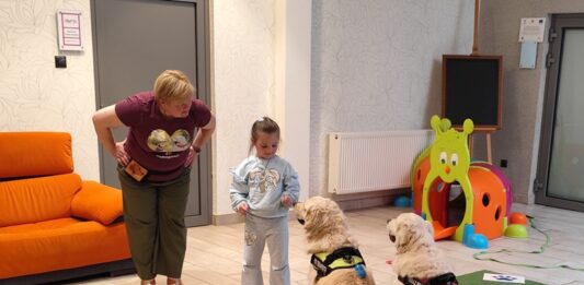 Cztery łapy, setki uśmiechów – dogoterapia w jasielskiej bibliotece