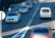 Niebezpieczna jazda na dachu BMW