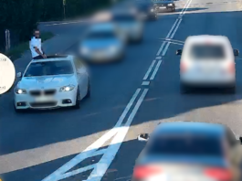 Niebezpieczna jazda na dachu BMW