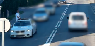 Niebezpieczna jazda na dachu BMW