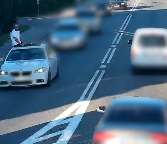 Niebezpieczna jazda na dachu BMW