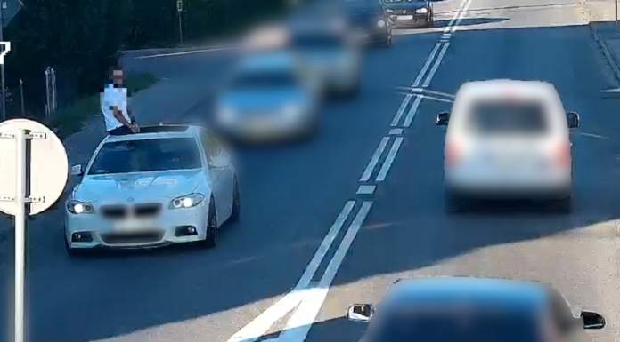 Niebezpieczna jazda na dachu BMW