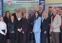Docenieni za wkład w rozwój oświaty. Zarząd Powiatu w Jaśle nagrodził wyróżniających się pedagogów i dyrektorów szkół