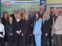 Docenieni za wkład w rozwój oświaty. Zarząd Powiatu w Jaśle nagrodził wyróżniających się pedagogów i dyrektorów szkół
