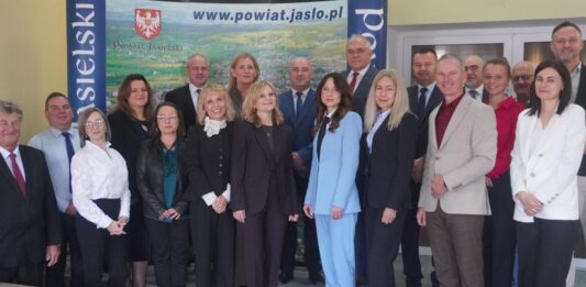 Docenieni za wkład w rozwój oświaty. Zarząd Powiatu w Jaśle nagrodził wyróżniających się pedagogów i dyrektorów szkół