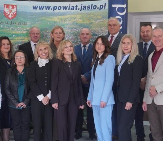 Docenieni za wkład w rozwój oświaty. Zarząd Powiatu w Jaśle nagrodził wyróżniających się pedagogów i dyrektorów szkół