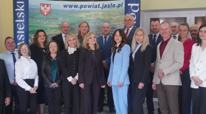 Docenieni za wkład w rozwój oświaty. Zarząd Powiatu w Jaśle nagrodził wyróżniających się pedagogów i dyrektorów szkół