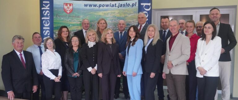 Docenieni za wkład w rozwój oświaty. Zarząd Powiatu w Jaśle nagrodził wyróżniających się pedagogów i dyrektorów szkół